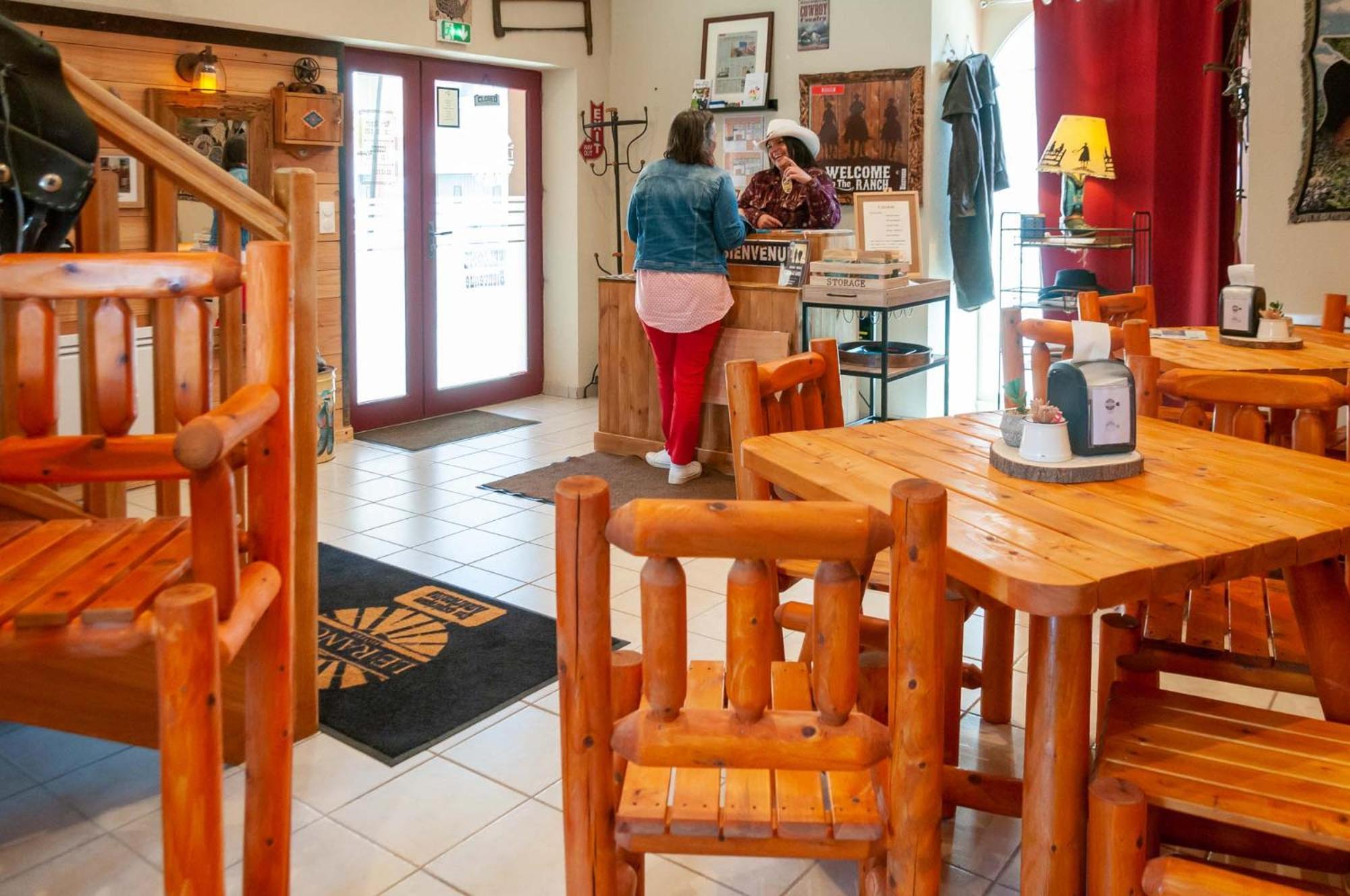 Hotel Le Ranch Brûlon Eksteriør billede