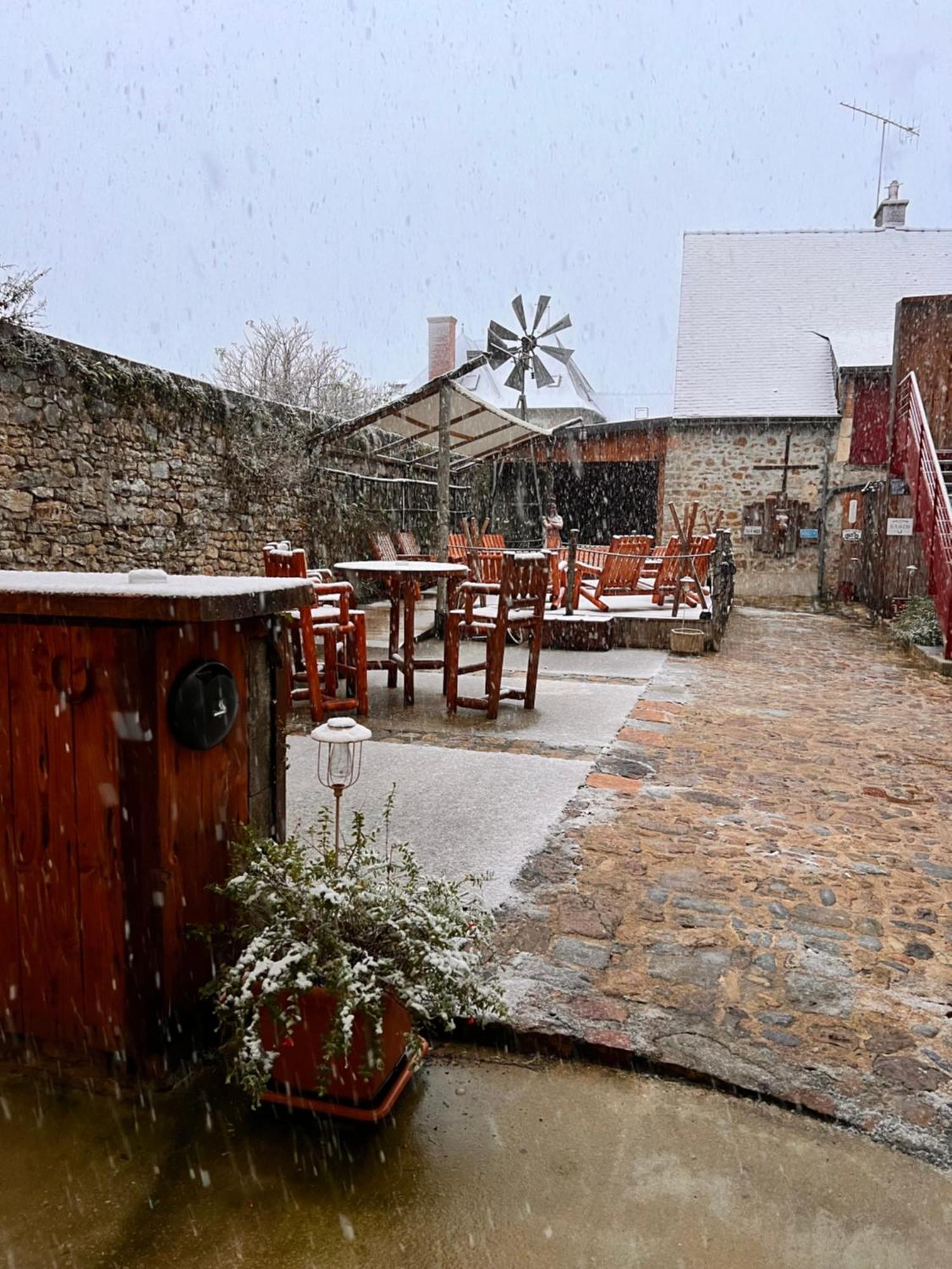 Hotel Le Ranch Brûlon Eksteriør billede